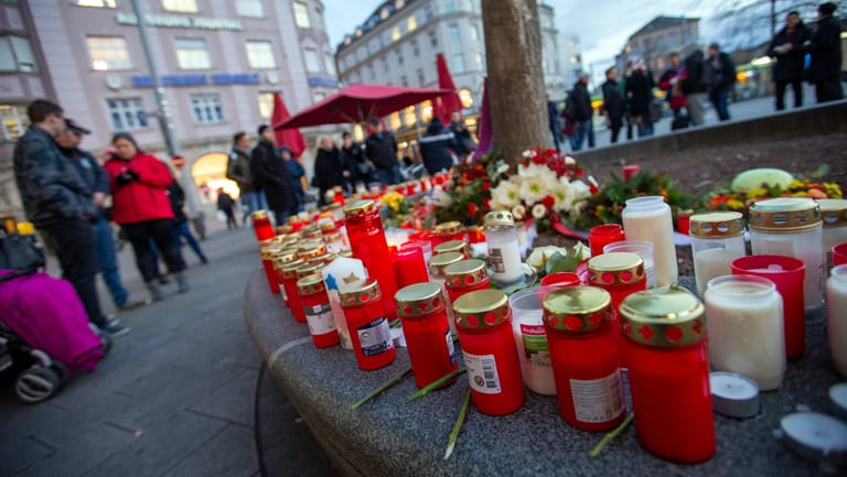 Kerzen für einen in Augsburg getöteten Mann: Der Angriff in der Fuggerstadt Anfang Dezember hatte bundesweit für Bestürzung gesorgt.