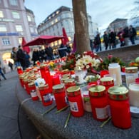 Kerzen für einen in Augsburg getöteten Mann: Der Angriff in der Fuggerstadt Anfang Dezember hatte bundesweit für Bestürzung gesorgt.