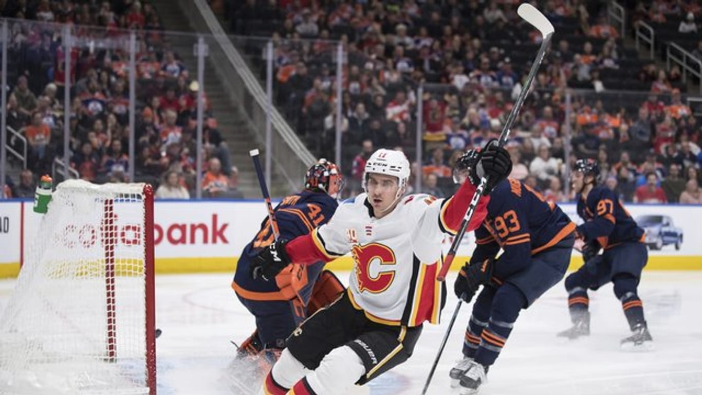 Mikael Backl von den Calgary Flames jubelt nach einem Treffer gegen die Edmonton Oilers.