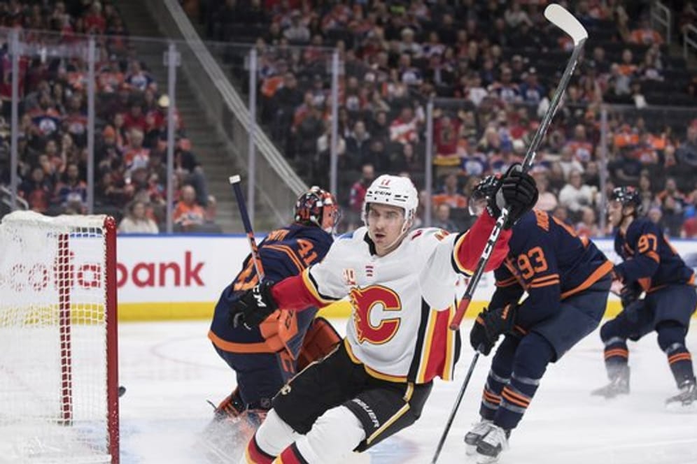 Mikael Backl von den Calgary Flames jubelt nach einem Treffer gegen die Edmonton Oilers.