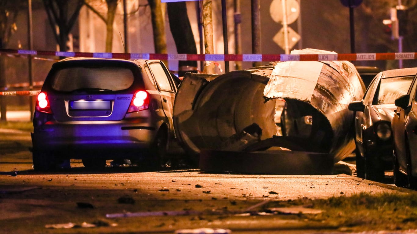 Auto neben umgestürzter Litfaßsäule: Polizisten erschossen einen 32-jährigen Autofahrer, nachdem er einen Verkehrsunfall verursacht und die Beamten mit einer langen Stichwaffe angegriffen hatte.