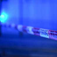 Blaulicht und Polizeiabsperrung: In zwei Clubs im Schwarzwald haben Unbekannte die Partygäste mit Buttersäure angegriffen.