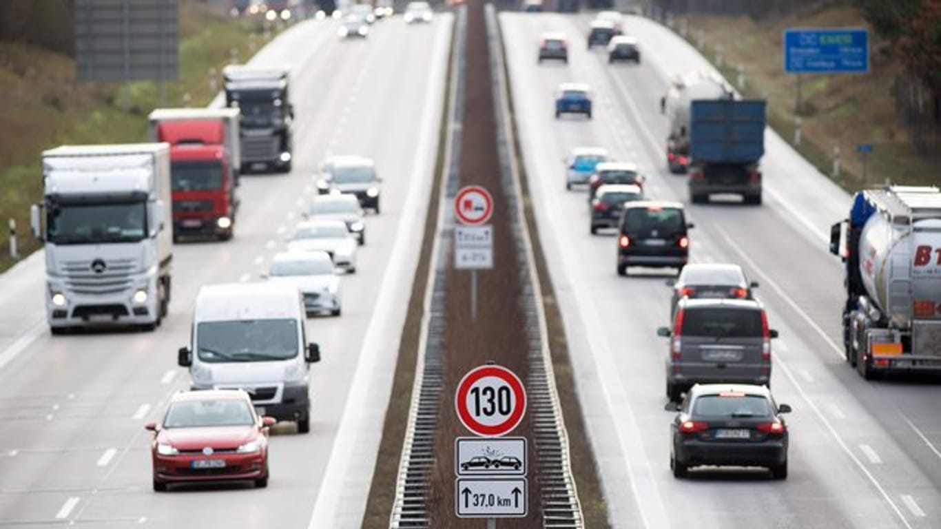 Verkehrszeichen zur Geschwindigkeitsbegrenzung an der Autobahn A13 in Brandenburg.