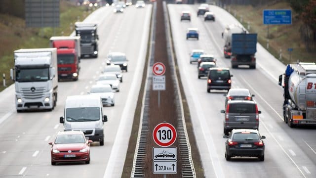 Verkehrszeichen zur Geschwindigkeitsbegrenzung an der Autobahn A13 in Brandenburg. Verkehrszeichen zur Geschwindigkeitsbegrenzung an der Autobahn A13 in Brandenburg.