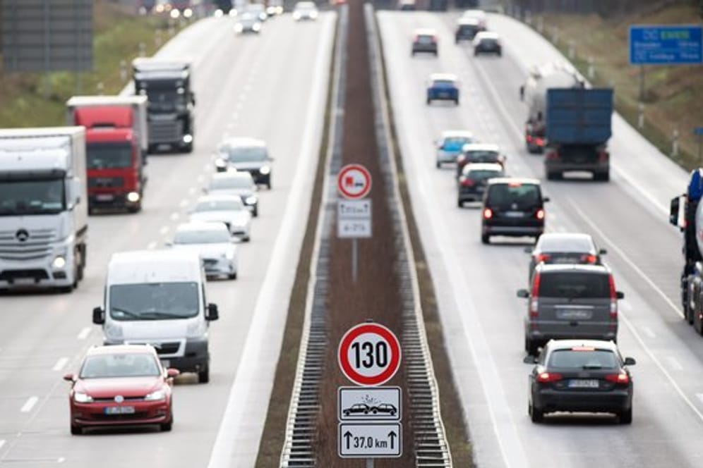 Verkehrszeichen zur Geschwindigkeitsbegrenzung an der Autobahn A13 in Brandenburg.
