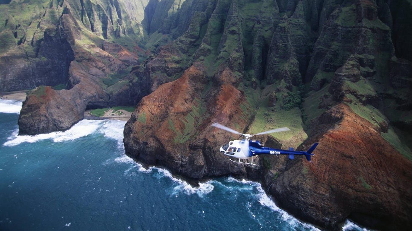 Hubschrauber vor der Küste von Kauai (Archivbild): Bei einem Helikopterabsturz sind vermutlich alle sieben Insassen der Maschine ums Leben gekommen.