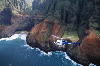 Hubschrauber vor der Küste von Kauai (Archivbild): Bei einem Helikopterabsturz sind vermutlich alle sieben Insassen der Maschine ums Leben gekommen.