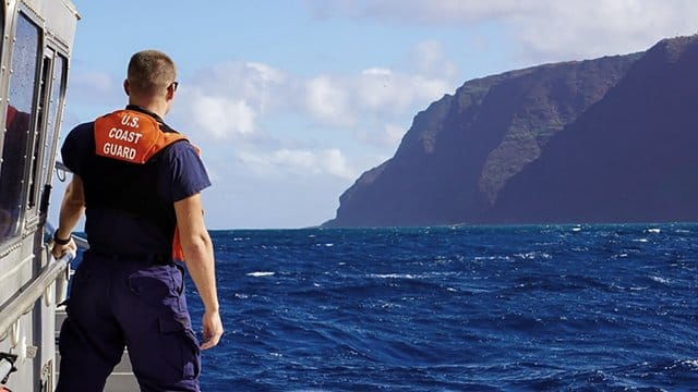Ein Kutter der US-Coast Guard bei der Suche nach dem Ausflugshubschrauber vor der Küste der hawaiianischen Insel Kauai. Ein Kutter der US-Coast Guard bei der Suche nach dem Ausflugshubschrauber vor der Küste der hawaiianischen Insel Kauai.