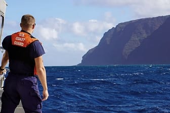 Ein Kutter der US-Coast Guard bei der Suche nach dem Ausflugshubschrauber vor der Küste der hawaiianischen Insel Kauai.
