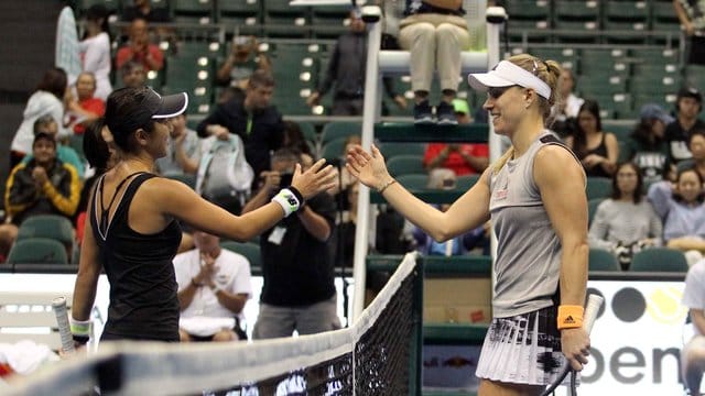 Misaki Doi (l) gratuliert Angelique Kerber zum Sieg.