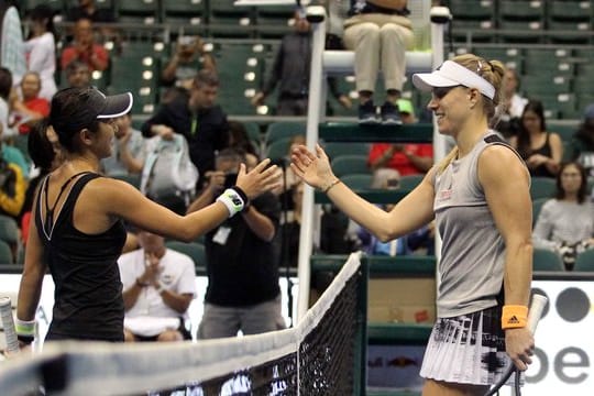 Misaki Doi (l) gratuliert Angelique Kerber zum Sieg.