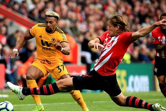 Jannik Vestergaard (r) steht noch beim FC Southampton unter Vertrag.