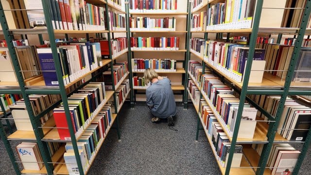Die Zahl der Bibliothekenbesuche ist in Deutschland leicht gestiegen. Die Zahl der Bibliothekenbesuche ist in Deutschland leicht gestiegen.