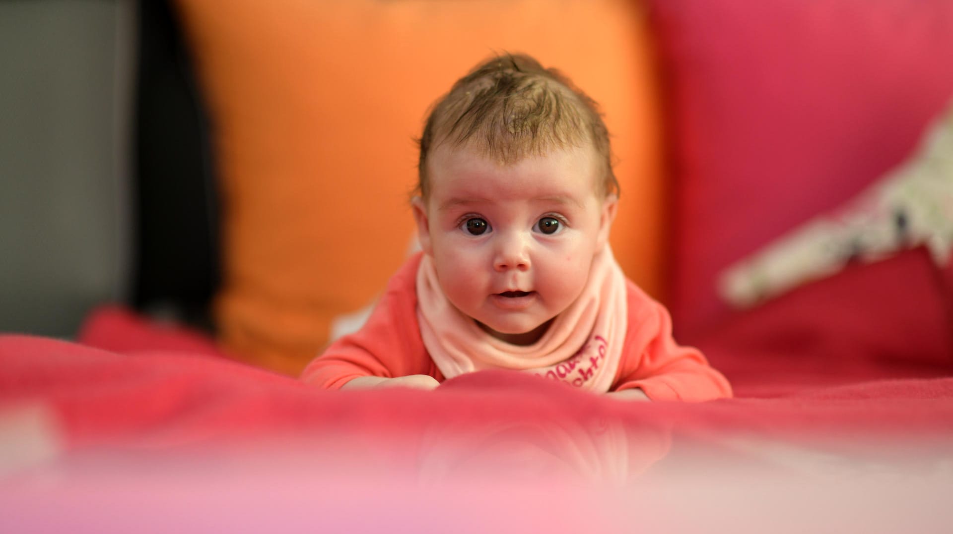 Baby auf einer Decke: Kindergeld zahlt der Staat bis die Kinder 18 sind oder bis sie ihre Ausbildung beendet haben.