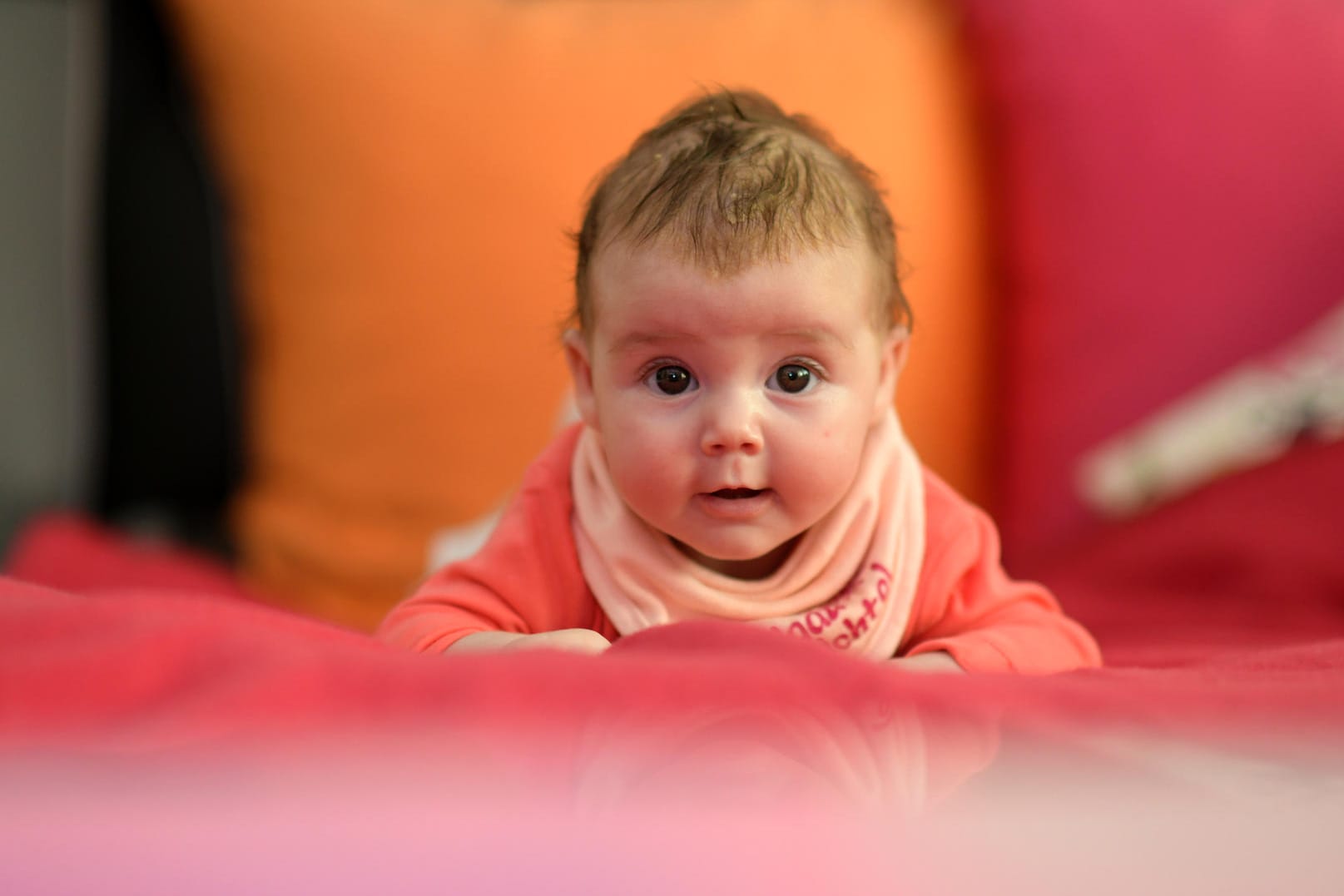 Baby auf einer Decke: Kindergeld zahlt der Staat bis die Kinder 18 sind oder bis sie ihre Ausbildung beendet haben.