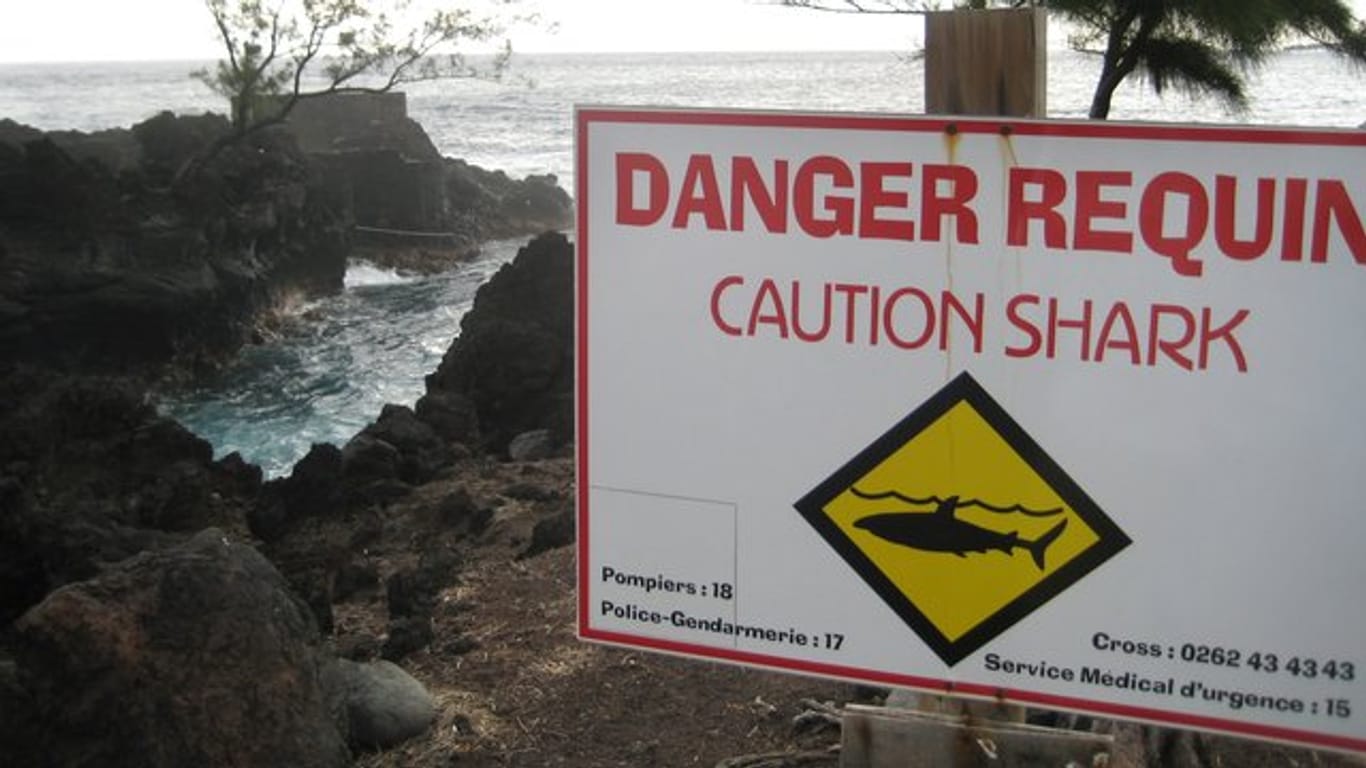 Vorsicht, Haie! Ein Schild warnt an einem Strand von La Réunion.