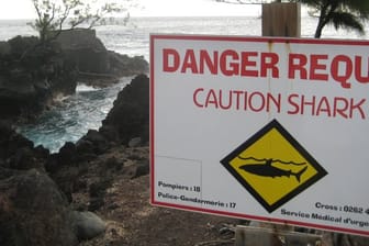 Vorsicht, Haie! Ein Schild warnt an einem Strand von La Réunion.