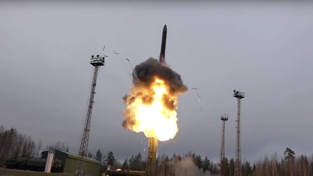 Undatierte Aufnahme vom Start einer ballistischen Interkontinentalrakete. Undatierte Aufnahme vom Start einer ballistischen Interkontinentalrakete.
