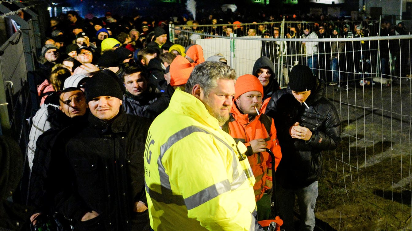 Weco Werksverkauf: Rund 1.500 Menschen warten auf den Start des Werksverkaufs des Feuerwerkherstellers.