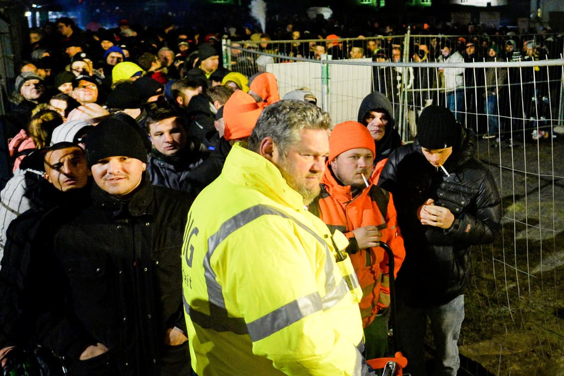 Weco Werksverkauf: Rund 1.500 Menschen warten auf den Start des Werksverkaufs des Feuerwerkherstellers. Weco Werksverkauf: Rund 1.500 Menschen warten auf den Start des Werksverkaufs des Feuerwerkherstellers.