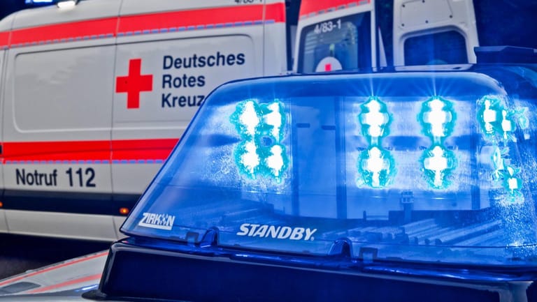 Ein Krankenwagen und ein Polizeiwagen im Einsatz: Der Mann, der sich auf der Autobahn 61 an einer Windschutzscheibe festklammerte kam schwer verletzt ins Krankenhaus. (Symbolbild)