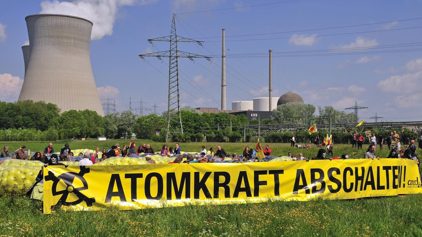 Atomkraftgegner demonstrieren vor dem AKW Gundremmingen in Bayern.