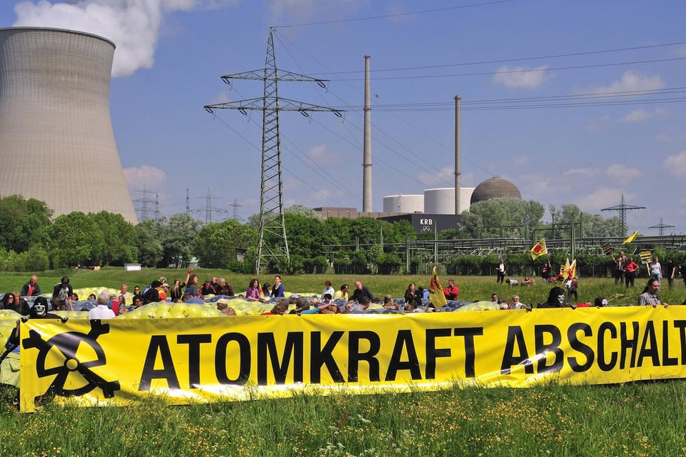 Atomkraftgegner demonstrieren vor dem AKW Gundremmingen in Bayern.