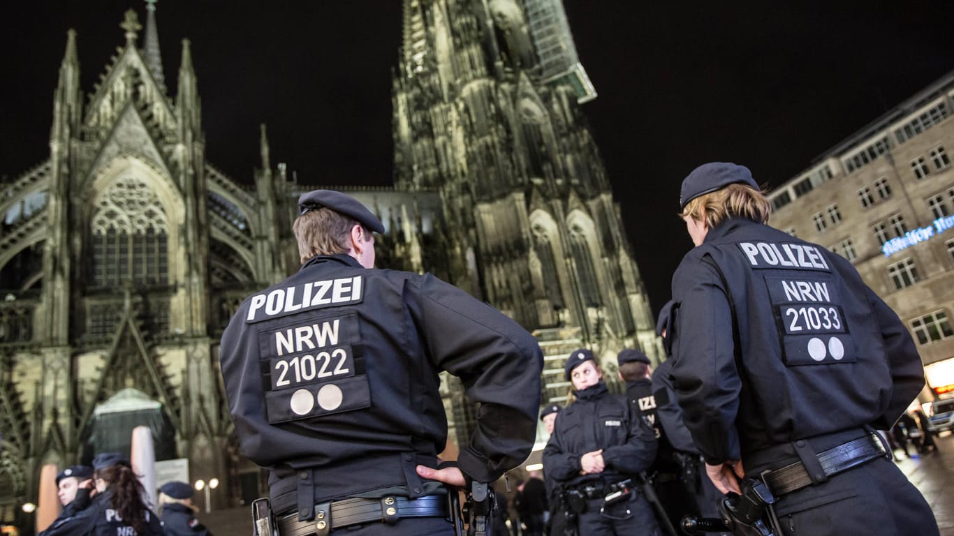 Polizeiaufgebot vor dem Kölner Dom: Auch in Nordrhein-Westfalen werden Vorkehrungen für die Silvesternacht getroffen. (Archivbild)