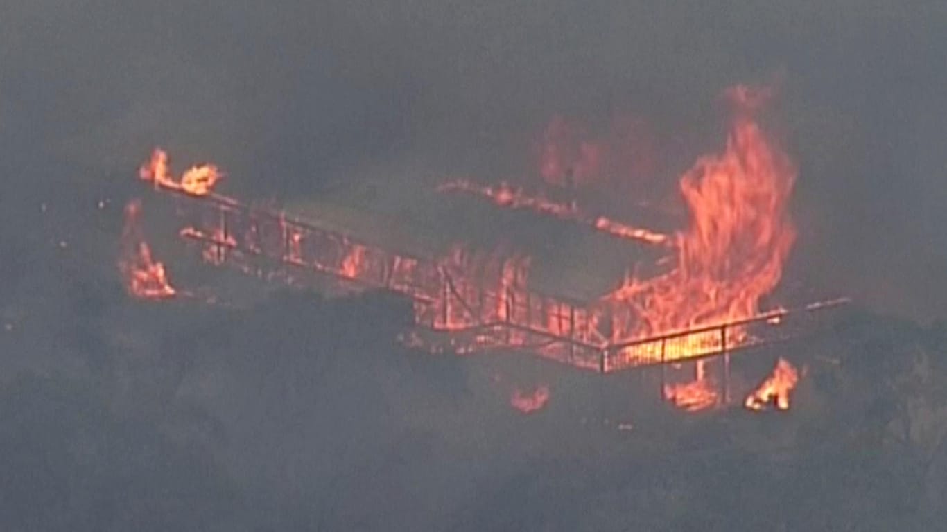 Ein brennendes Haus im Süden Australiens: Die Feuerwehren haben mit steigenden Temperaturen zu kämpfen.