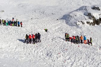 Nach Lawinenabgang: Rettungskräfte suchen die Unglücksstelle im Schnalstal in Südtirol ab.