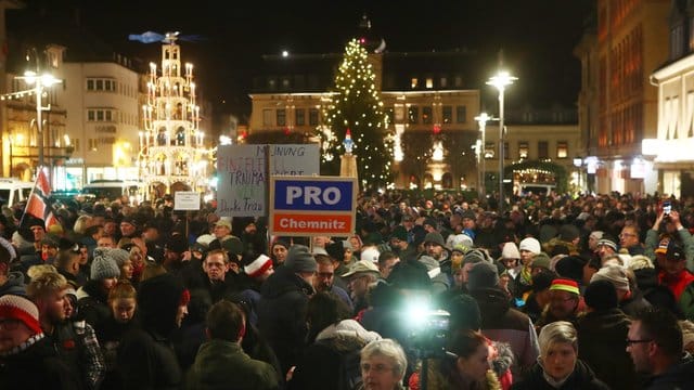 Nach dem Aufruf eines NPD-Funktionärs haben sich Menschen in Aue-Bad Schlema auf dem Altmarkt versammelt. Nach dem Aufruf eines NPD-Funktionärs haben sich Menschen in Aue-Bad Schlema auf dem Altmarkt versammelt.