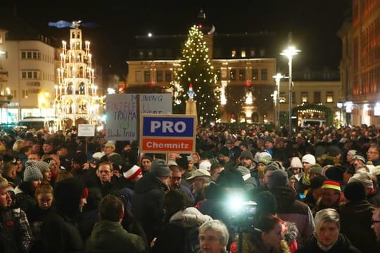 Nach dem Aufruf eines NPD-Funktionärs haben sich Menschen in Aue-Bad Schlema auf dem Altmarkt versammelt.