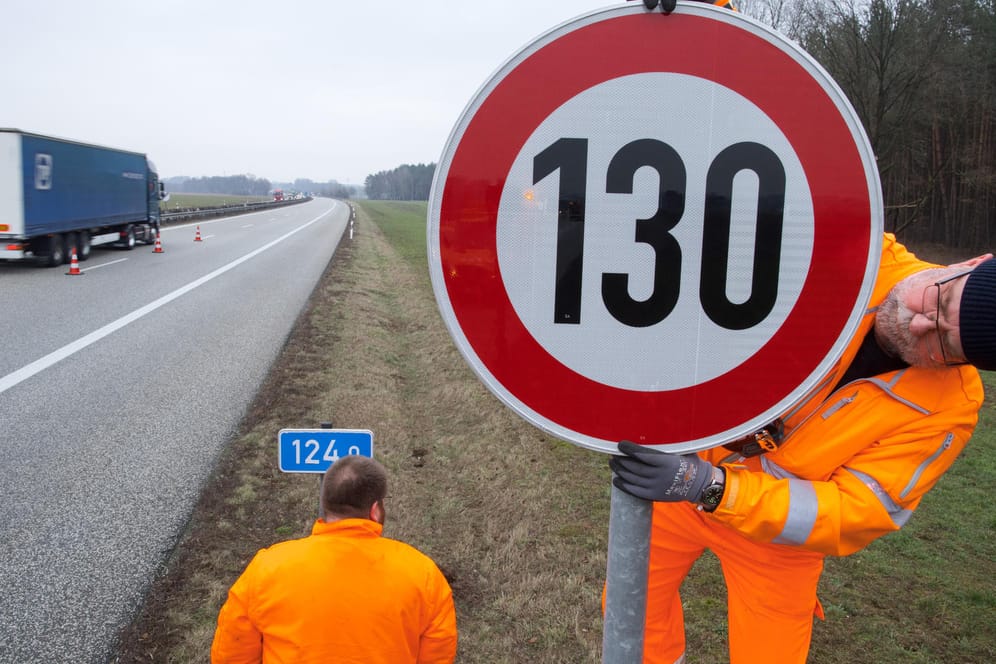 Ein Verkehrsschild mit der Geschwindigkeitsangabe 130 Stundenkilometer wird montiert: Nach dem Wunsch der SPD soll schon bald ein generelles Tempolimit auf deutschen Autobahnen gelten. (Archivbild)