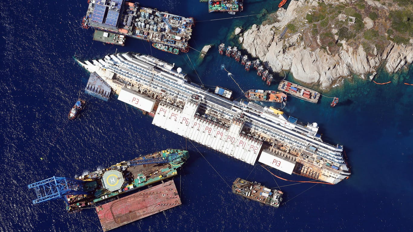12. Januar 2012: Das Kreuzfahrtschiff Costa Concordia kollidiert vor der Insel Giglio im Mittelmeer mit einem Felsen, schlägt leck und bekommt Schlagseite. 32 Menschen sterben bei dem Unglück. Das Wrack liegt 18 Monate vor Giglio, ehe es zum Verschrotten nach Genua gebracht wird.