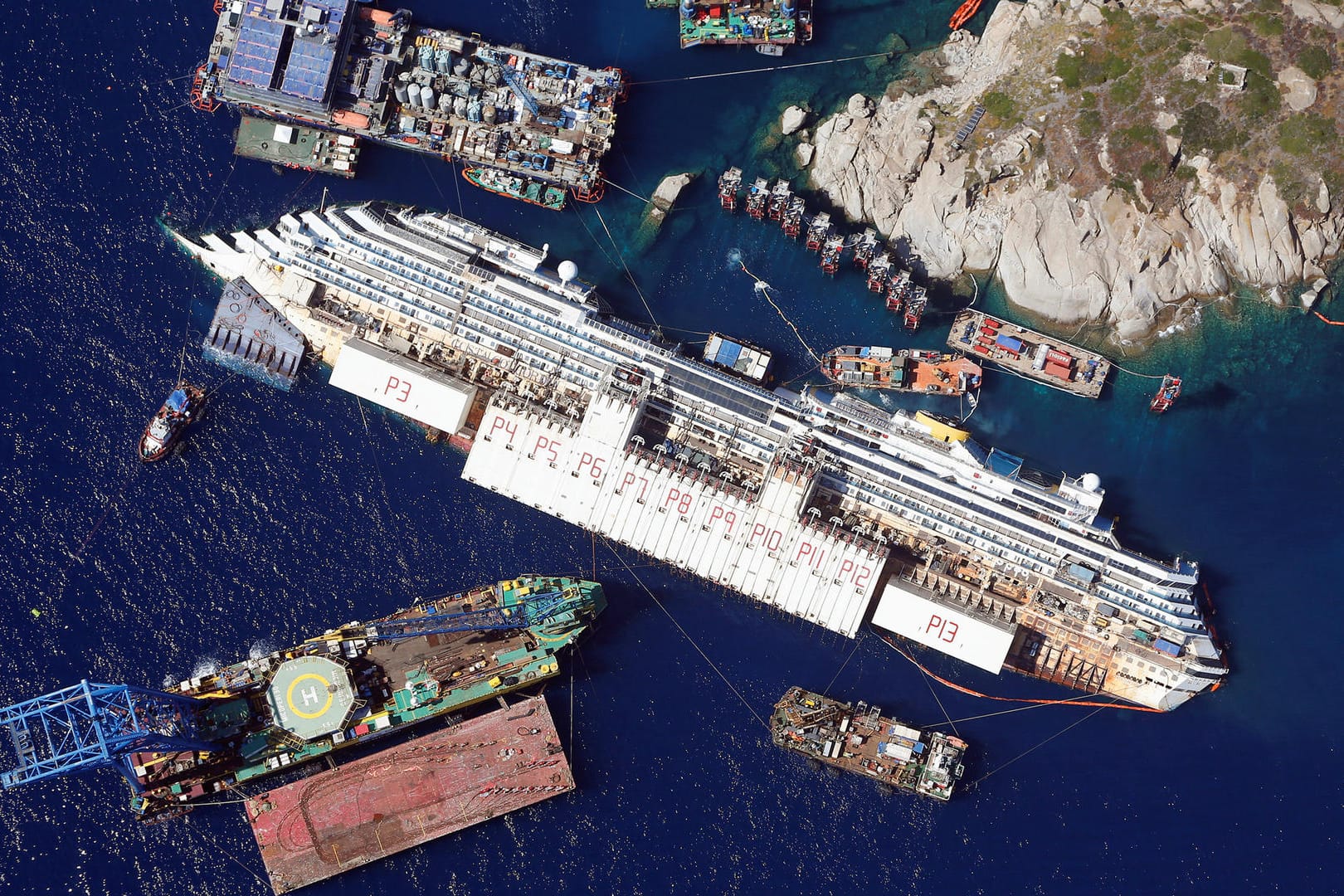 12. Januar 2012: Das Kreuzfahrtschiff Costa Concordia kollidiert vor der Insel Giglio im Mittelmeer mit einem Felsen, schlägt leck und bekommt Schlagseite. 32 Menschen sterben bei dem Unglück. Das Wrack liegt 18 Monate vor Giglio, ehe es zum Verschrotten nach Genua gebracht wird.