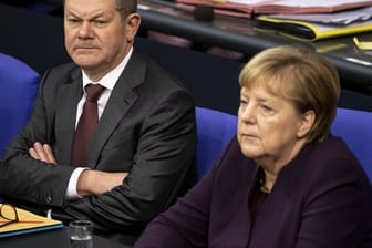 Vizekanzler Olaf Scholz (SPD) und Bundeskanzlerin Angela Merkel (CDU) im Bundestag.