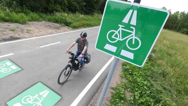 Ein Radfahrer auf einem Radschnellweg in Hessen.