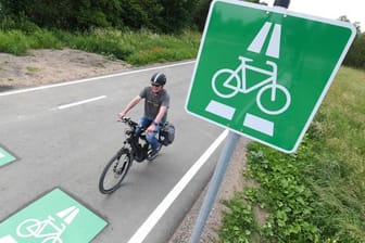 Ein Radfahrer auf einem Radschnellweg in Hessen.