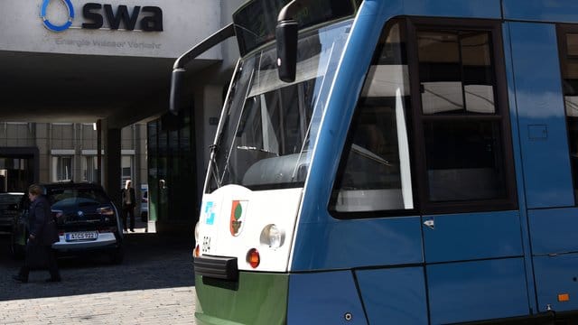 Vor der Zentrale der Augsburger Stadtwerke steht eine Straßenbahn. Vor der Zentrale der Augsburger Stadtwerke steht eine Straßenbahn.