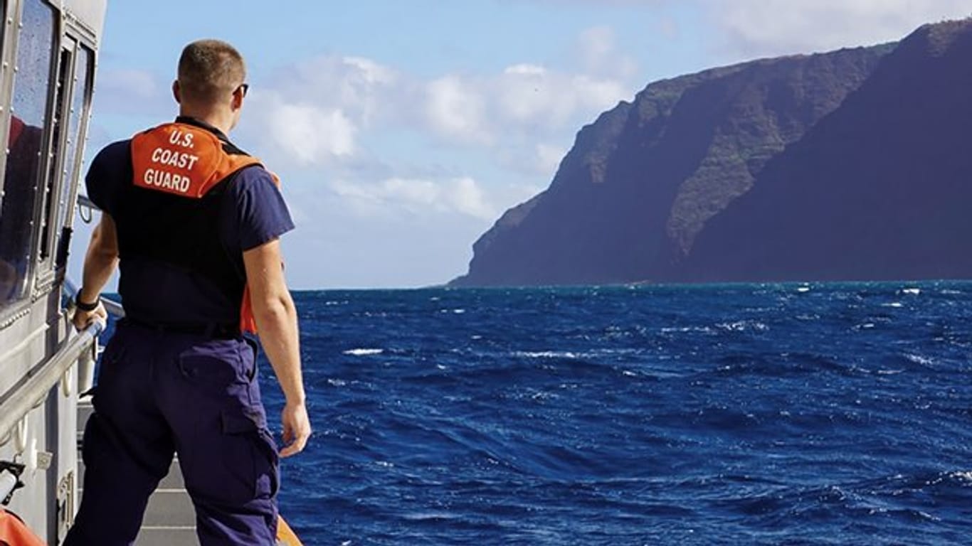 Auch die Küstenwache hat sich der bei der Suche nach einem vermissten Ausflugshubschrauber vor der hawaiianischen Insel Kauai beteiligt.