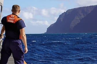 Auch die Küstenwache hat sich der bei der Suche nach einem vermissten Ausflugshubschrauber vor der hawaiianischen Insel Kauai beteiligt.