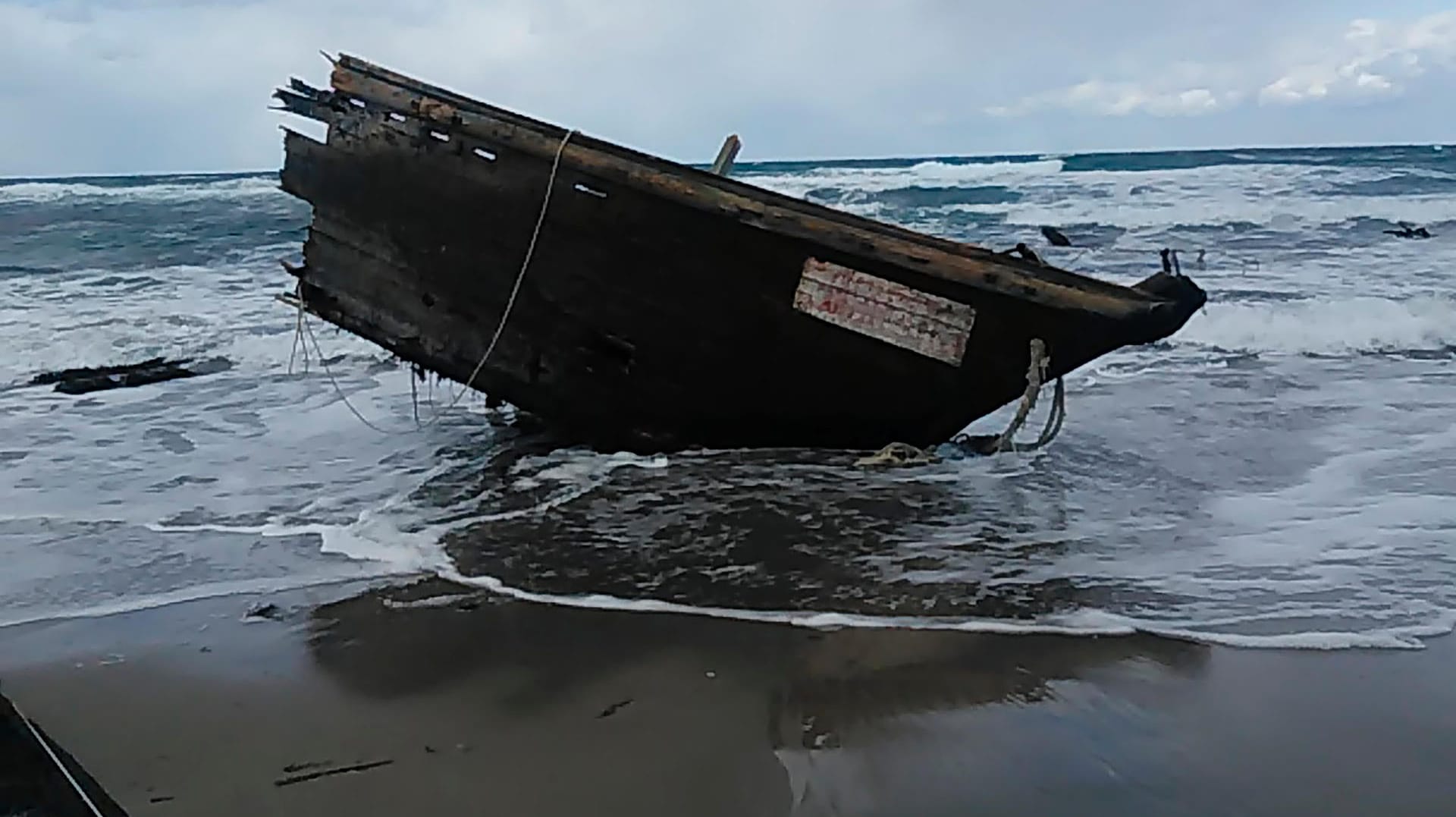 Japanische Insel Sado: Das Foto zeigt einen Teil des "Geisterschiffes".