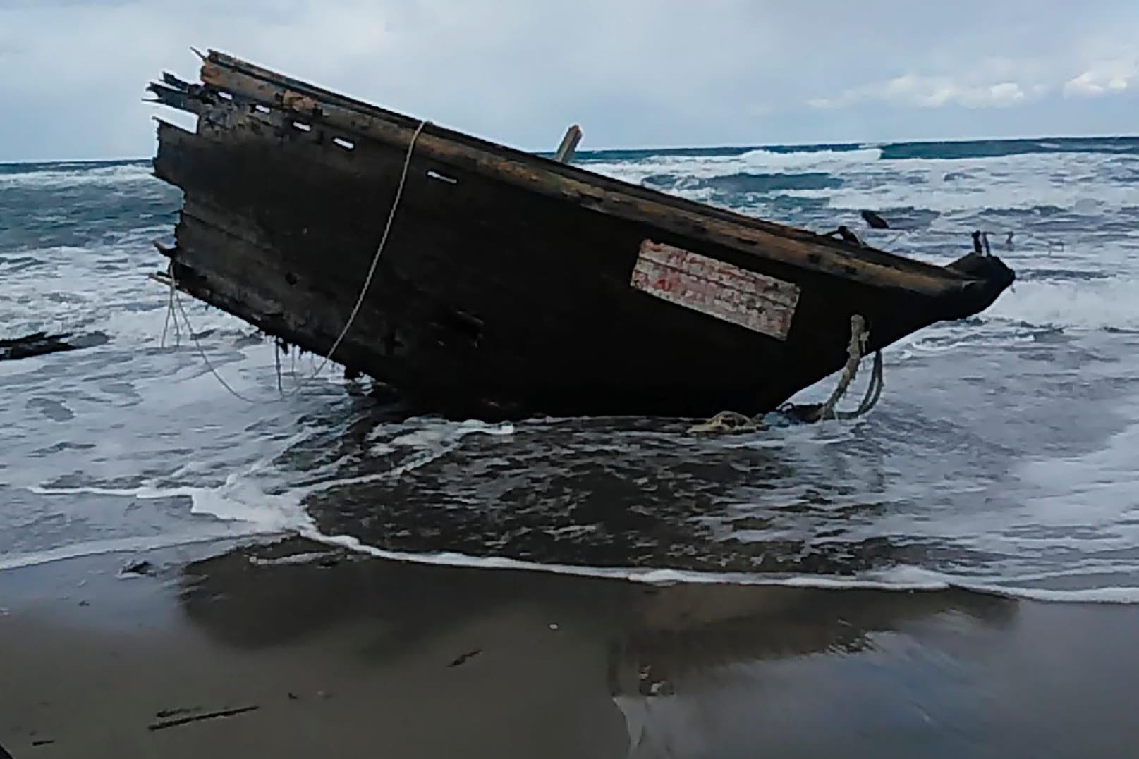 Japanische Insel Sado: Das Foto zeigt einen Teil des "Geisterschiffes".