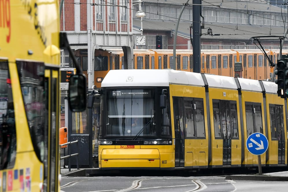 Straßenbahn, Sightseeing-Bus und U-Bahn in Berlin: In vielen Städten wird der Nahverkehr teurer.