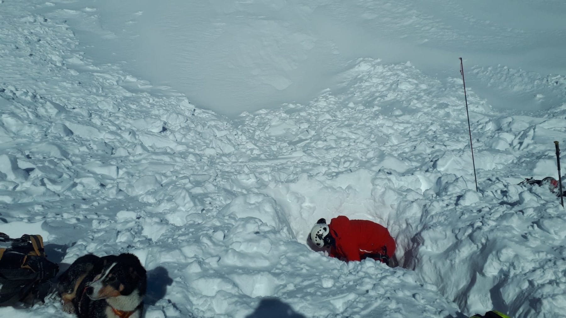 Bergung: Aus rund zwei Meter tiefem Schnee rettete ein deutscher Skifahrer seinen verschütteten Vater.