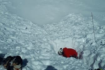 Bergung: Aus rund zwei Meter tiefem Schnee rettete ein deutscher Skifahrer seinen verschütteten Vater.
