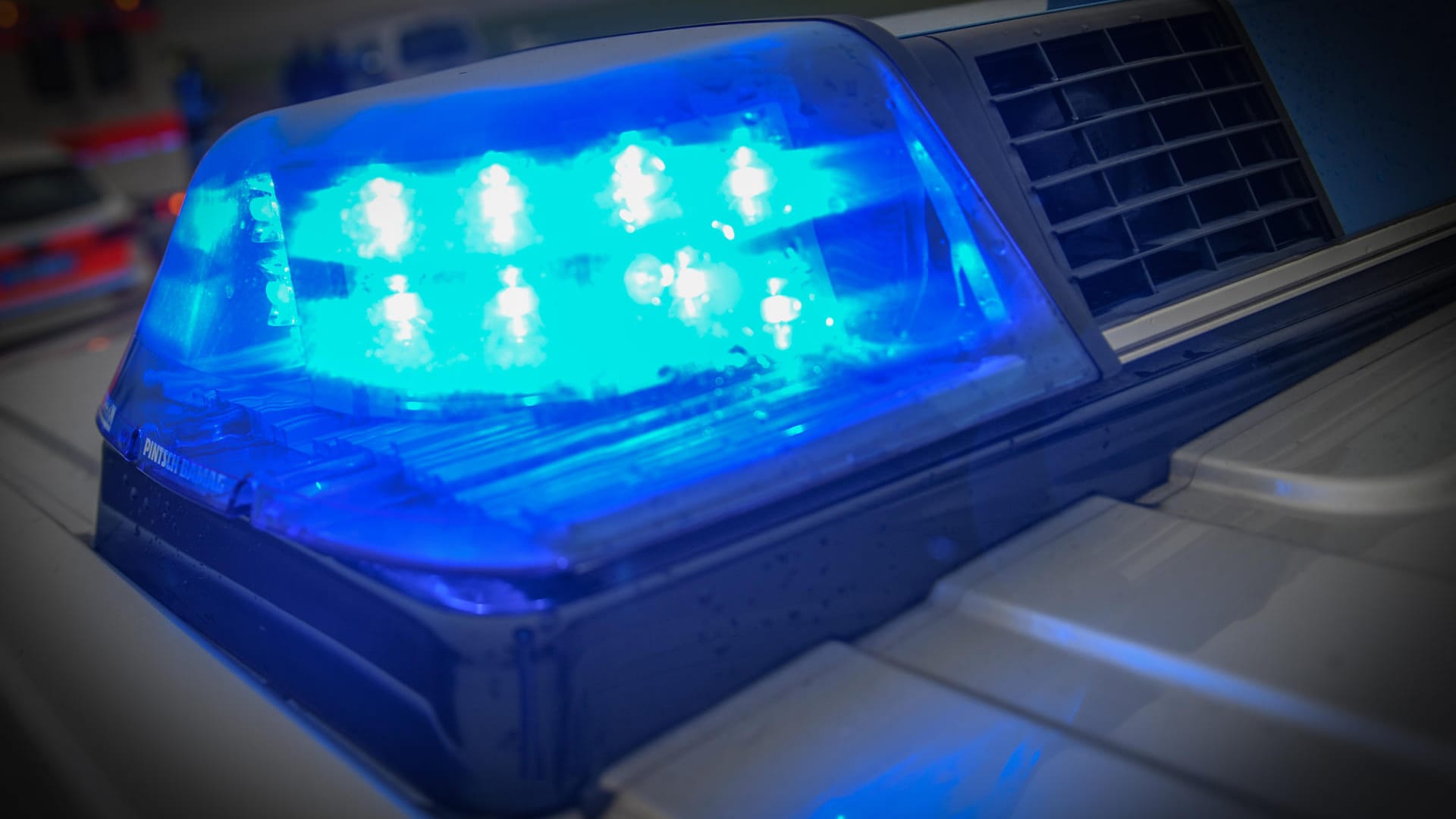 Polizei im Einsatz (Symbolbild): In Hessen starb ein Wanderer bei einem Unfall. Polizei im Einsatz (Symbolbild): In Hessen starb ein Wanderer bei einem Unfall.