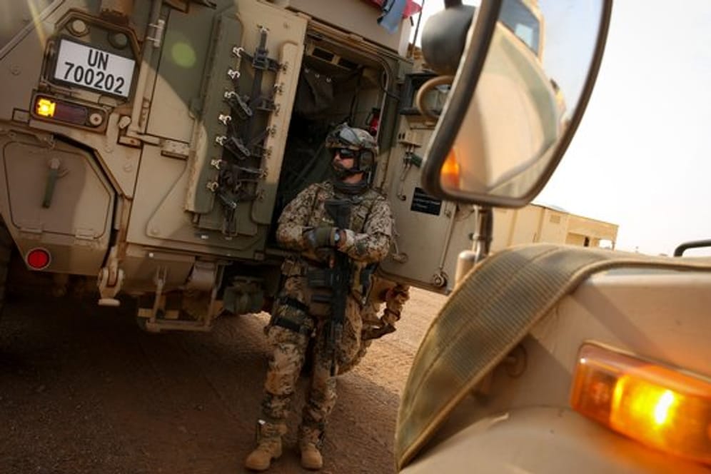 Schwer bewaffnete Bundeswehrsoldaten am Feldlager Camp Castor im Norden von Mali.