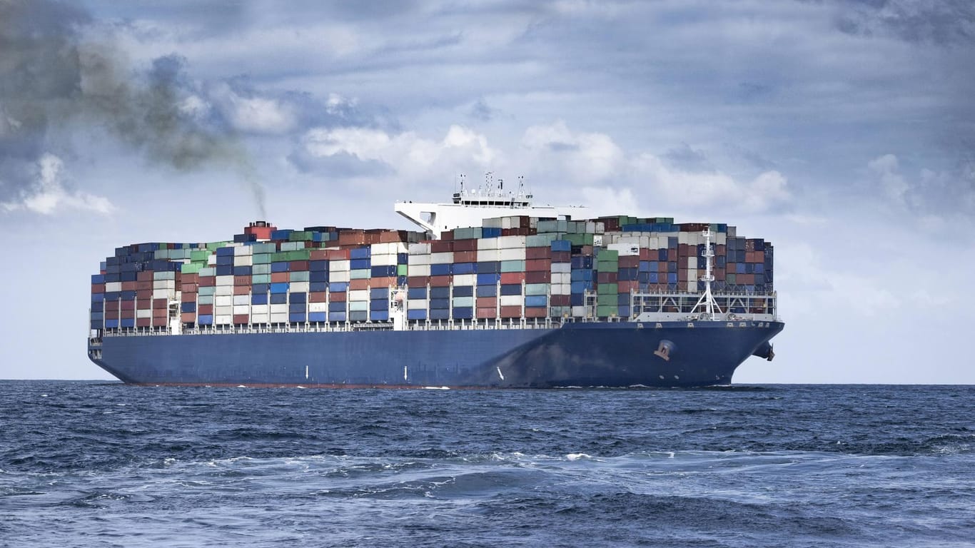 Containerschiff: Zum Jahreswechsel beginnt in der Schifffahrt ein neues Zeitalter. Weltweit treten strengere Schwefel-Abgaswerte in Kraft.