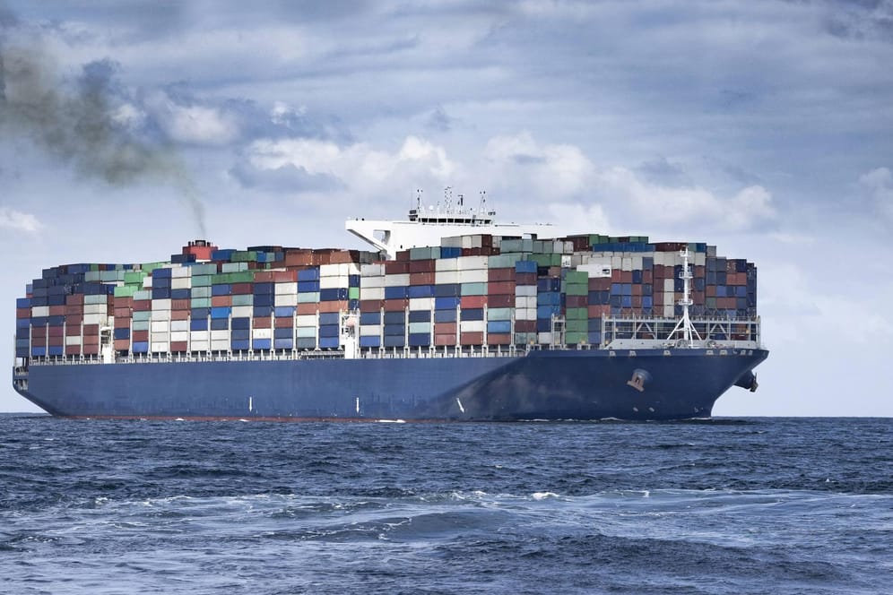Containerschiff: Zum Jahreswechsel beginnt in der Schifffahrt ein neues Zeitalter. Weltweit treten strengere Schwefel-Abgaswerte in Kraft.